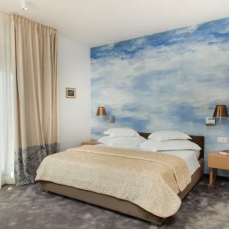 بوبان لوكجري سويتس 4* سبليت