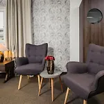 博班豪华套房酒店 4*